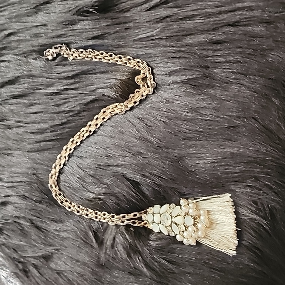 Vianna Tassel Necklace Olivia Welles, Pre-Owned in Excellent Condition